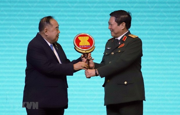 Defence Minister Gen. Ngo Xuan Lich (R) receives the token from Thai Deputy Prime Minister Gen. Prawit Wongsuwan.