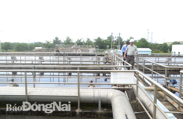 Đoàn giám sát của Ủy ban Khoa học - công nghệ và môi trường Quốc hội giám sát hệ thống xử lý của Nhà máy xử lý nước thải tập trung Khu công nghiệp Nhơn Trạch 2, huyện Nhơn Trạch vào tháng 9-2018. Ảnh: P.TÙNG