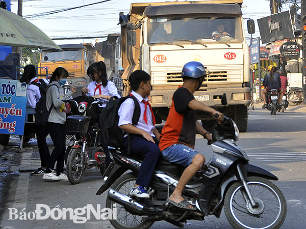 Khu vực trước cổng Trường THCS Hòa Hưng giờ tan học có đông học sinh qua lại, nhưng xe ben vẫn lưu thông dày đặc với tốc độ cao gây mất an toàn. Ảnh: T.Hải