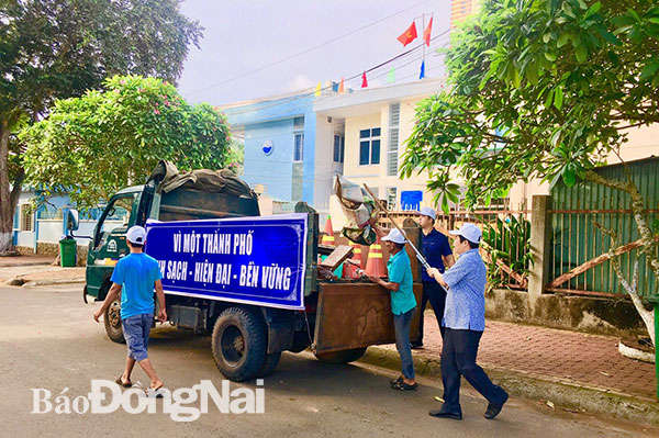 Giá trị văn hóa được bồi đắp thường xuyên bằng những hoạt động cụ thể nơi khu dân cư. Trong ảnh: Ra quân Ngày thứ bảy vì cộng đồng ở TP.Long Khánh. Ảnh: L.Na