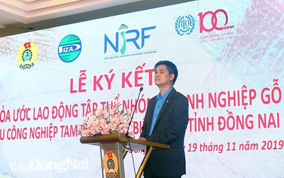 Vice President of VGCL Ngo Duy Hieu speaks at the signing ceremony.