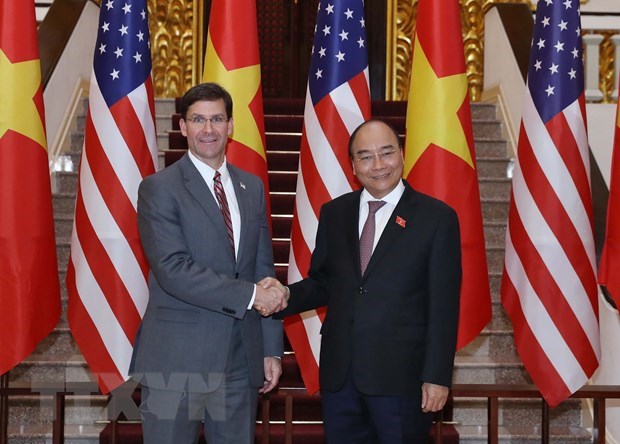 Prime Minister Nguyen Xuan Phuc (R) and US Secretary of Defence Mark Esper.