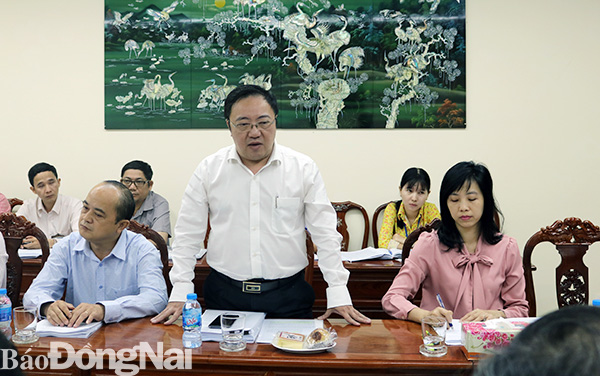 Giám đốc Sở Y tế Phan Huy Anh Vũ trình bày các tờ trình thuộc thẩm quyền của ngành Y tế