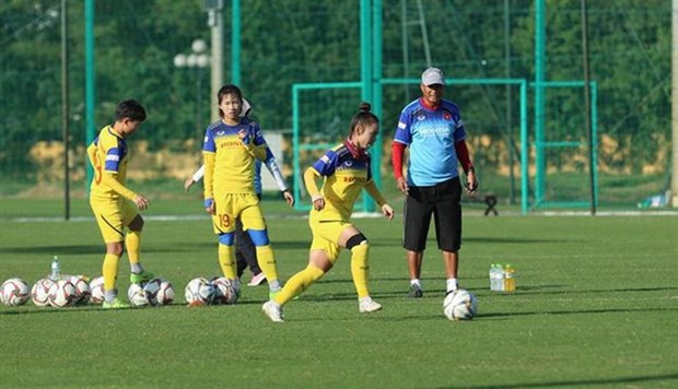 Vietnam coach Mai Duc Chung and his players in a training in preparation for their SEA Games tournament. (Photo: toquoc.vn)