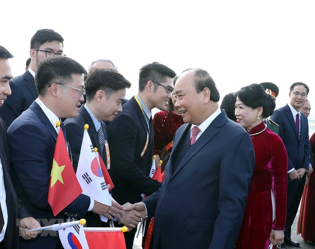 Prime Minister Nguyen Xuan Phuc and his entourage arrive in Busan on November 24 afternoon. 