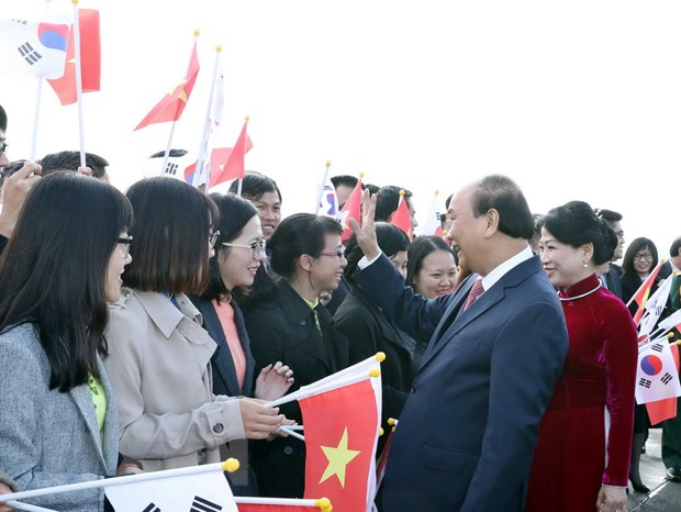 Lễ đón Thủ tướng Chính phủ Nguyễn Xuân Phúc và Phu nhân tại sân bay quân sự Gimhae, Busan. (Ảnh: Thống Nhất/TTXVN)