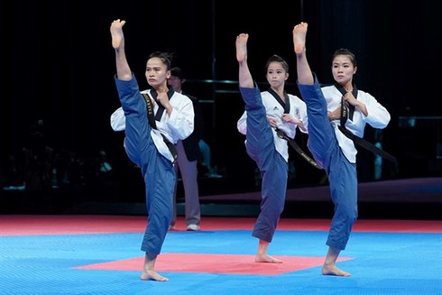 Chau Tuyet Van (centre) and her teammates are expected to win two golds in the taekwondo poomsae event at the SEA Games next month. (Source: vothuat.vn)