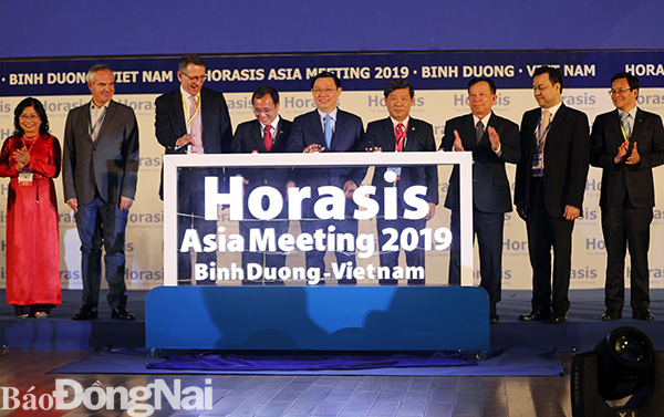 Phó thủ tướng Vương Đình Huệ cùng các đại biểu nhấn nút khai mạc diễn đàn Horasis 2019