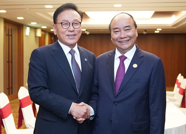 Prime Minister Nguyen Xuan Phuc (R) and Park Soo-kwan, Honorary Consul General of Vietnam in the Republic of Korea’s Busan-Keangnam region. 