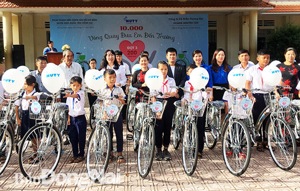 Trao tặng 200 xe đạp cho học sinh huyện Định Quán