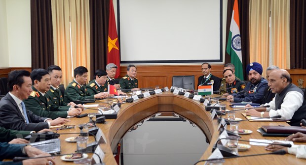  Thượng tướng Phan Văn Giang chào xã giao và trao đổi với Bộ trưởng Quốc phòng Ấn Độ Rajnath Singh. (Ảnh: Huy Lê/Vietnam+)