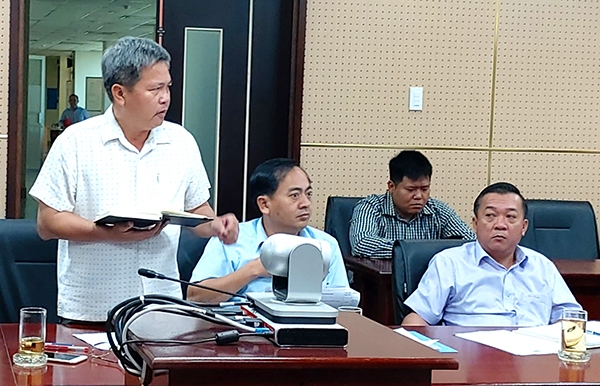 Phó chủ tịch UBND huyện Cẩm Mỹ Huỳnh Tấn Thìn nêu ý kiến tại cuộc họp.