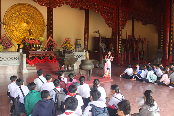 Học sinh Trường THCS Lê Quang Định (TP.Biên Hòa) nghe thuyết minh về Văn miếu Trấn Biên tại Nhà bái đường