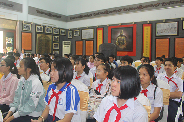 Học sinh Trường THCS Lê Quang Định (TP.Biên Hòa) tham gia buổi nói chuyện chuyên đề Danh nhân văn hóa