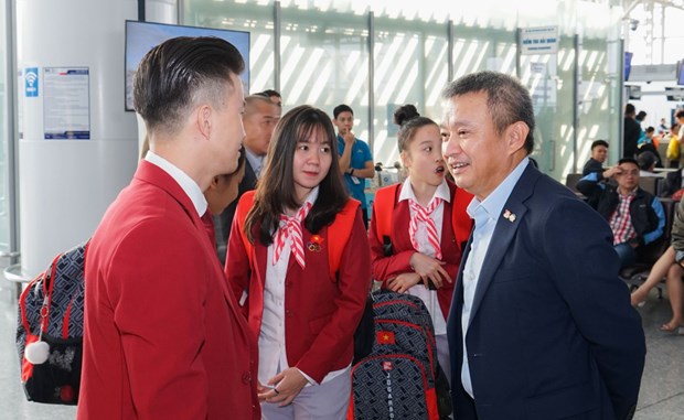  Lãnh đạo Vietnam Airlines trò chuyện và chúc các vận động viên đạt thành tích cao tại SEA Games 30. (Ảnh: CTV/Vietnam+)