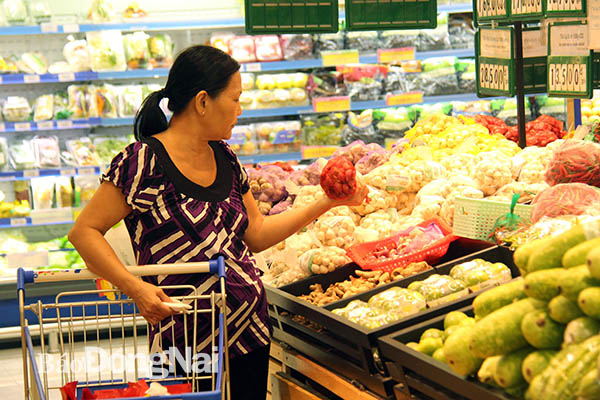 Các loại nông sản, thực phẩm an toàn cần được dán tem, nhãn chứng nhận an toàn, có thêm mã truy xuất nguồn gốc để người tiêu dùng dễ dàng nắm bắt thông tin về nguồn gốc xuất xứ. Trong ảnh: Khách hàng chọn mua sản phẩm nông sản đạt chuẩn VietGAP tại một siêu thị ở TP.Biên Hòa