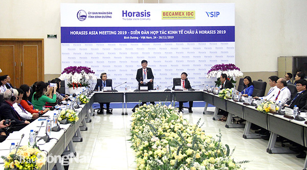 Ông Mai Hùng Dũng, Phó chủ tịch thường trực UBND tỉnh Bình Dương chia sẻ về cơ hội đầu tư tại Bình Dương trong một phiên thảo luận tại Diễn đàn Hợp tác kinh tế châu Á Horasis 2019. Ảnh:H.Quân