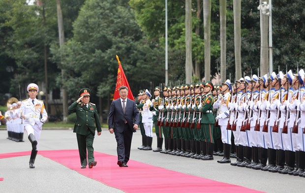  Bộ trưởng Quốc phòng Ngô Xuân Lịch và Bộ trưởng Quốc phòng Mông Cổ Nyamaa EnKhbold duyệt đội danh dự Quân đội nhân dân Việt Nam. (Ảnh: Dương Giang/TTXVN)
