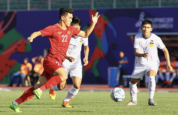 Tiến Linh (22) lập hat-trick giúp U.22 Việt Nam thắng Lào 6-1