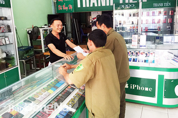 Công an xã Phước Khánh (huyện Nhơn Trạch) tuyên truyền phòng chống tội phạm tại cơ sở kinh doanh có điều kiện trên địa bàn. Ảnh: H.Anh