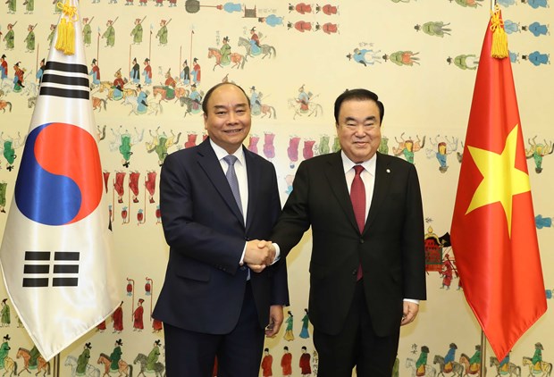 Prime Minister Nguyen Xuan Phuc (L) meets with Speaker of the Republic of Korea’s National Assembly Moon Hee-sang on November 28.