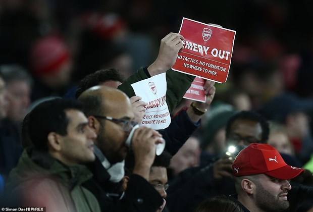  Cổ động viên Arsenal chán ngán với Emery.