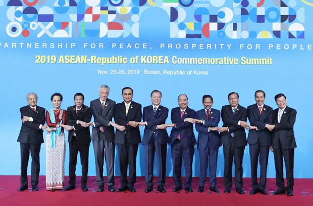 Prime Minister Nguyen Xuan Phuc (fifth, right) and RoK President Moon Jae-in (centre) and other leaders pose for a photo at the ASEAN-RoK Commemorative Summit in Busan.