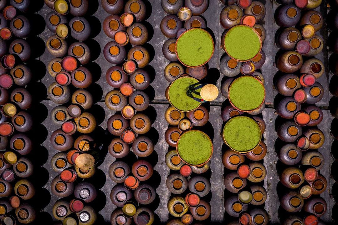  The image taken by Pham Ngoc Thach, showing two women preparing materials to make soy sauce, a specialty of Ban Hamlet, My Hao District, Hung Yen Province, around 30 kilometers from Hanoi, appeared on National Geographic last August.  The village is said to have its own traditional way of making the sauce, handed down over generations. The use of rainwater or water from a particular bore-well is said to be part of the "secret" behind this sauce, which is now known widely as tuong Ban (Ban soy sauce) or tuong lang Ban (Ban village soy sauce).