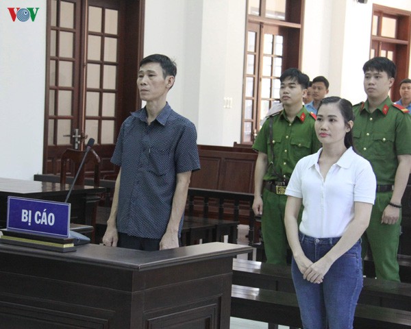 Huỳnh Minh Tâm (left) and his sister, Huỳnh Thị Tố Nga, at the court on Thursday. — Photo vov.vn  Read more at http://vietnamnews.vn/politics-laws/569158/two-people-in-dong-nai-jailed-for-posting-anti-state-information.html#sq3dMxsPMCbeXIyI.99