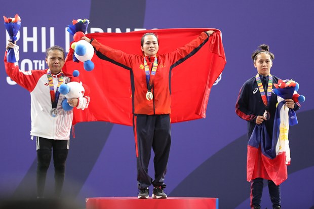 Weightlifter Vuong Thi Huyen (centre) won the gold medal in the women’s 45kg category on December 1 (Photo: VNA)