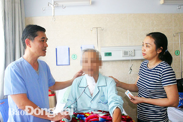 TS-BS.Nguyễn Anh Dũng, Trưởng khoa Ngoại lồng ngực Bệnh viện đa khoa Đồng Nai thăm khám cho bệnh nhân