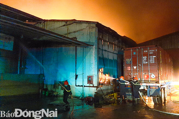 Cháy lớn tại công ty sản xuất tấm lợp PVC