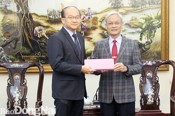 Ủy viên Trung ương Đảng, Bí thư Tỉnh ủy Nguyễn Phú Cường tặng quà cho ông Kho Ngee Seng Roy, Tổng lãnh sự Singapore tại TP.Hồ Chí Minh