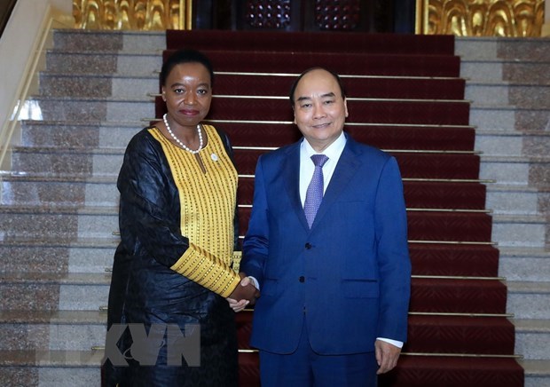 Prime Minister Nguyen Xuan Phuc (R) receives Cabinet Secretary of the Kenyan Ministry of Foreign Affairs Monica Juma 