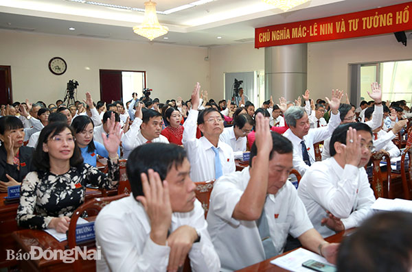 Các đại biểu HĐND tỉnh biểu quyết thông qua chương trình kỳ họp