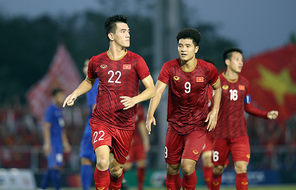 Tiến Linh (số 22) chung vui cùng các đồng đội sau bàn gỡ hòa 2-2 từ chấm phạt đền ở hiệp 2