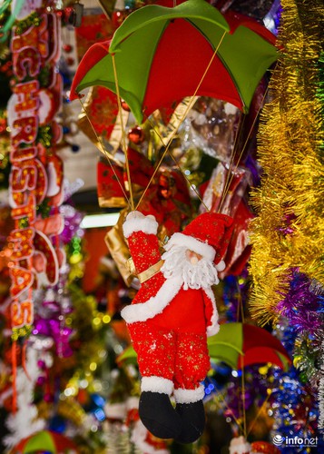   As Christmas gradually approaches, colourful decorations can already be seen on sale at shops and stores throughout Hanoi’s Hang Ma street.