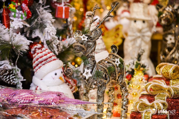   Signs bearing the words ‘Merry Christmas’ can be seen on sale.