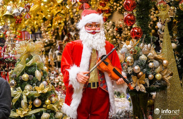   The most popular decoration found on Hang Ma street are Christmas trees.