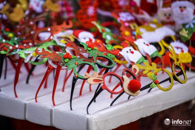   The most popular decoration found on Hang Ma street are Christmas trees.