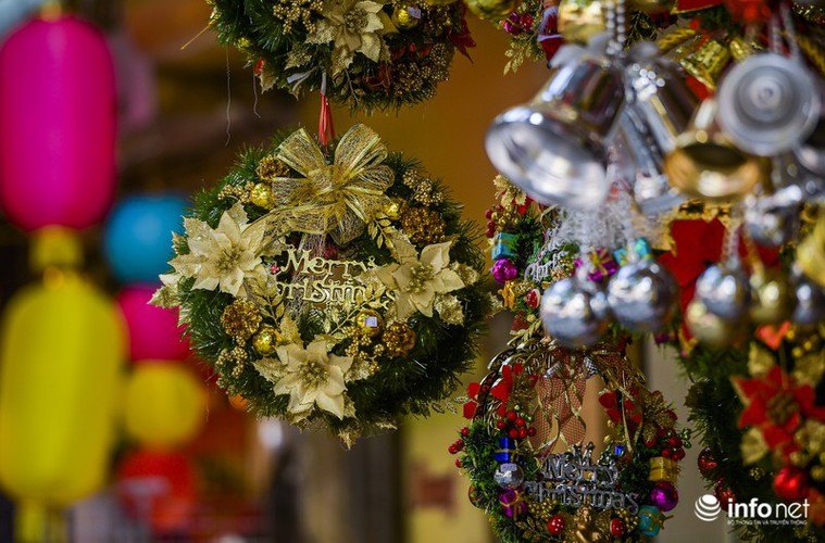 Pre-Christmas hustle and bustle hits Hang Ma street
