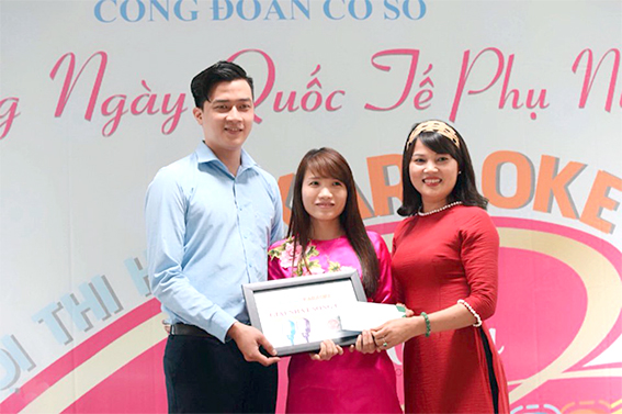 Chủ tịch Công đoàn cơ sở Công ty cổ phần Greenfeed Việt Nam (Khu công nghiệp Sông Mây, huyện Trảng Bom) Lê Thị Thuận trao giải cho đoàn viên tham gia hội thi karaoke
