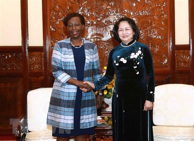 Vice President Dang Thi Ngoc Thinh (R) and OIF Secretary General Louise Mushikiwabo 