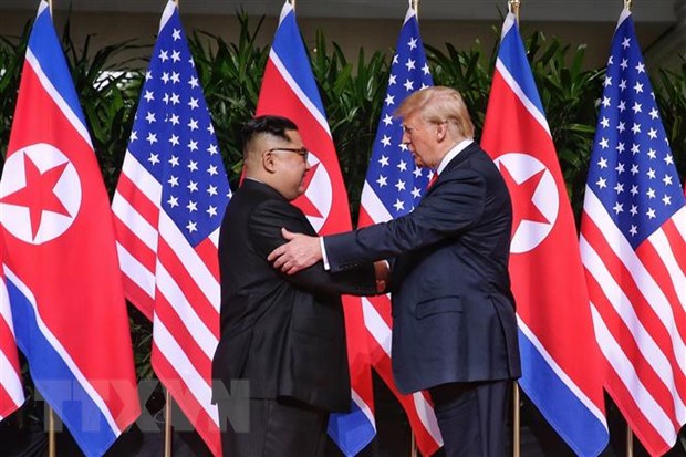 Tổng thống Mỹ Donald Trump (phải) và Nhà lãnh đạo Triều Tiên Kim Jong-un tại hội nghị thượng đỉnh lịch sử ở Singapore, ngày 12-6-2018. (Nguồn: AFP/TTXVN)