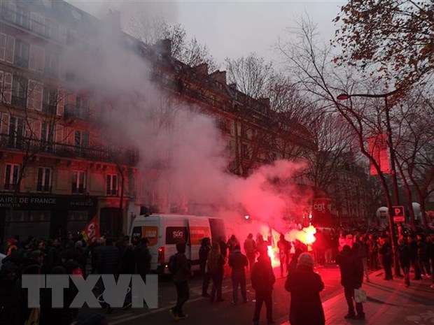 Hàng nghìn người tham gia bãi công phản đối cải cách hưu trí của chính phủ tại thủ đô Paris, Pháp, ngày 5-12. (Ảnh: THX/TTXVN)