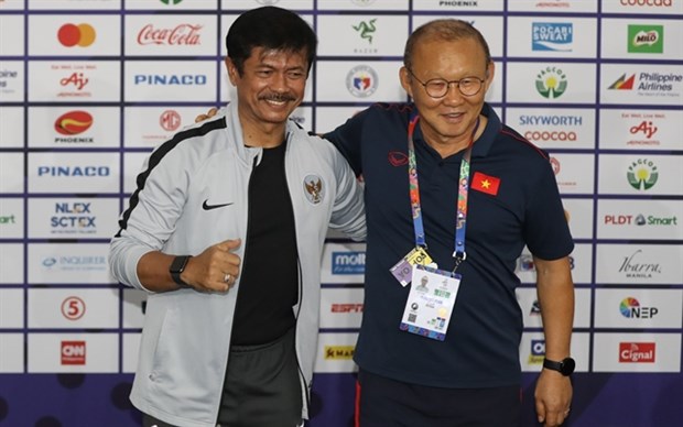 Vietnam's head coach Park Hang-seo (right) and Indra Sjafri of Indonesia at the press conference ahead the final match of the men’s football category of the SEA Games. (Source: VNA)