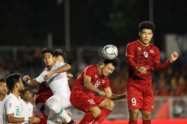 Pha bóng quyết liệt giữa hai đội trong trận U22 Việt Nam thắng U22 Indonesia với tỷ số 2-1. (Ảnh: TTXVN)