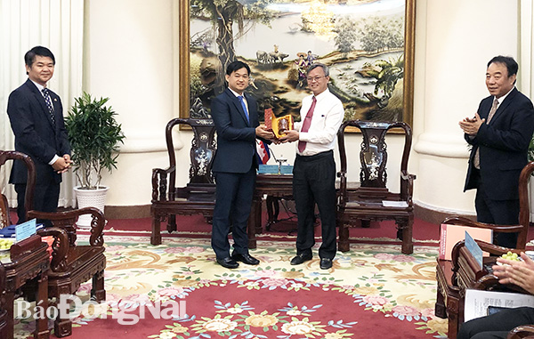  Ông Sok Dareth tặng quà lưu niệm cho Chủ tịch UBND tỉnh Cao Tiến Dũng