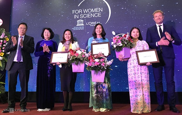 Female scientists receive L'Oreal-UNESCO awards