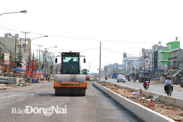 Dự án đường 319 đang được triển khai thi công sẽ tạo kết nối giúp đô thị mới Nhơn Trạch phát triển. Ảnh:P.Tùng